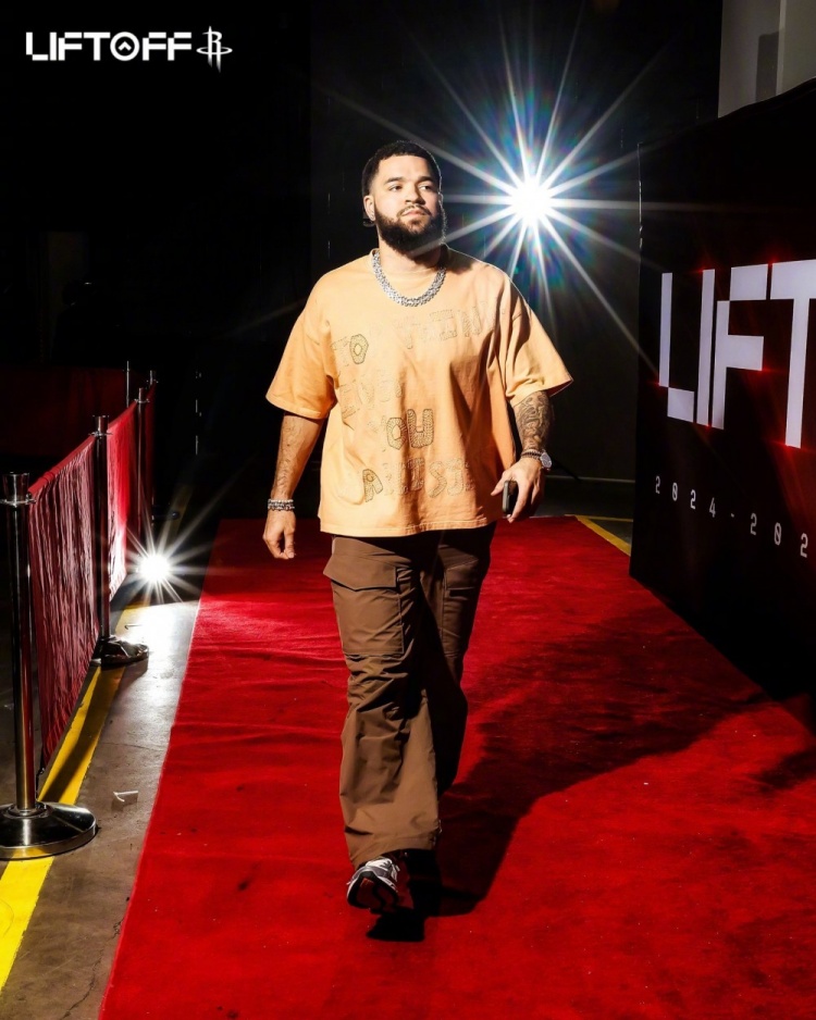 官方网-火箭入场穿搭：格林牛仔帽亮眼 申京黑白马甲 范乔丹&amp;谢泼德短袖