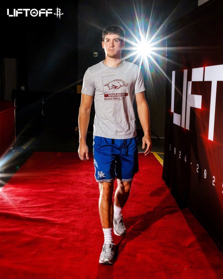 官方网-火箭入场穿搭：格林牛仔帽亮眼 申京黑白马甲 范乔丹&amp;谢泼德短袖