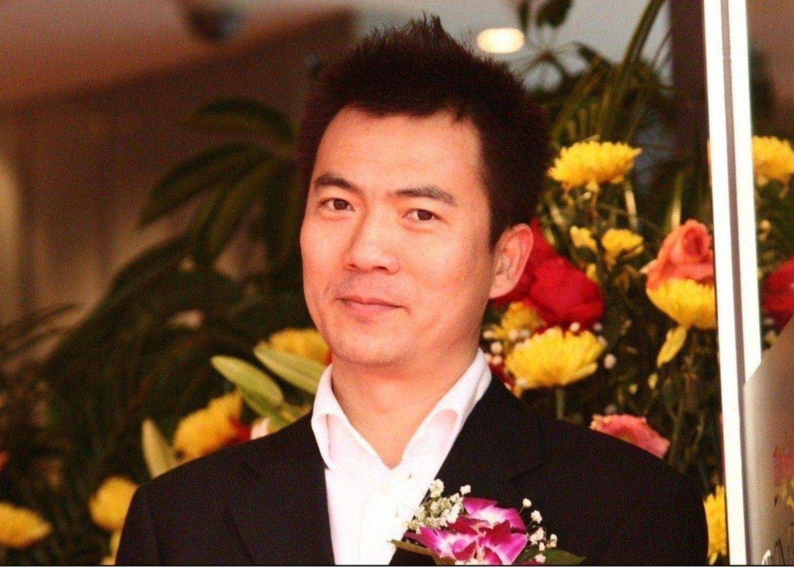 黄健翔:90分钟准时吹完场哨是不对的,想听大家看法欢迎站队