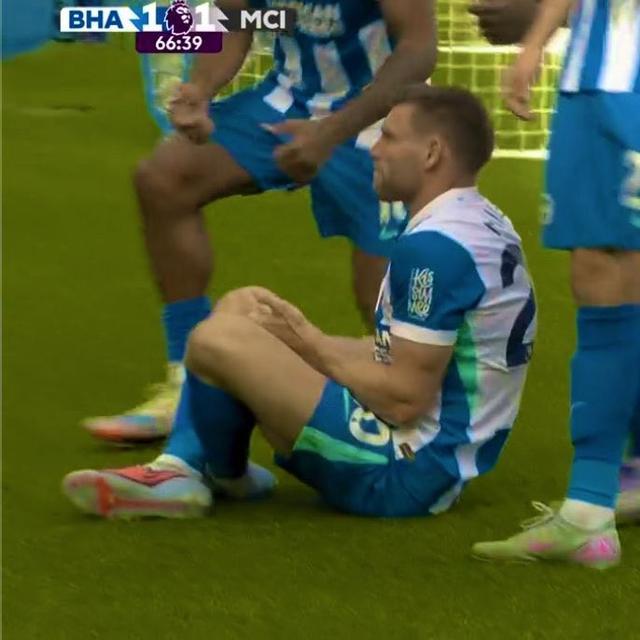 官方网-致敬若塔，米尔纳对曼城点球破门后做出按手柄庆祝动作