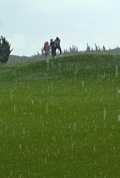 ky Sports-詹姆斯晒中国行顶着瓢泼大雨打高尔夫,并发问:你们能忍受吗