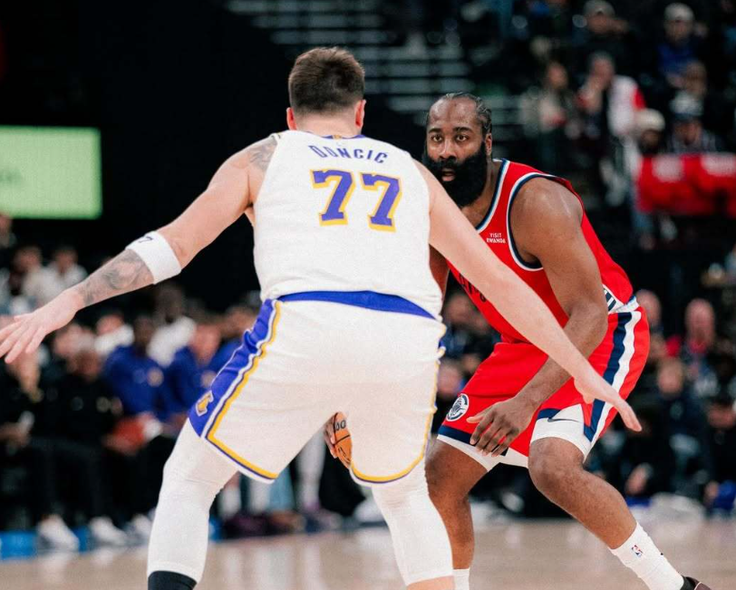 开云体育-11胜2负,从西部倒数打成联盟第一!再不交易,你们又快要倒下了