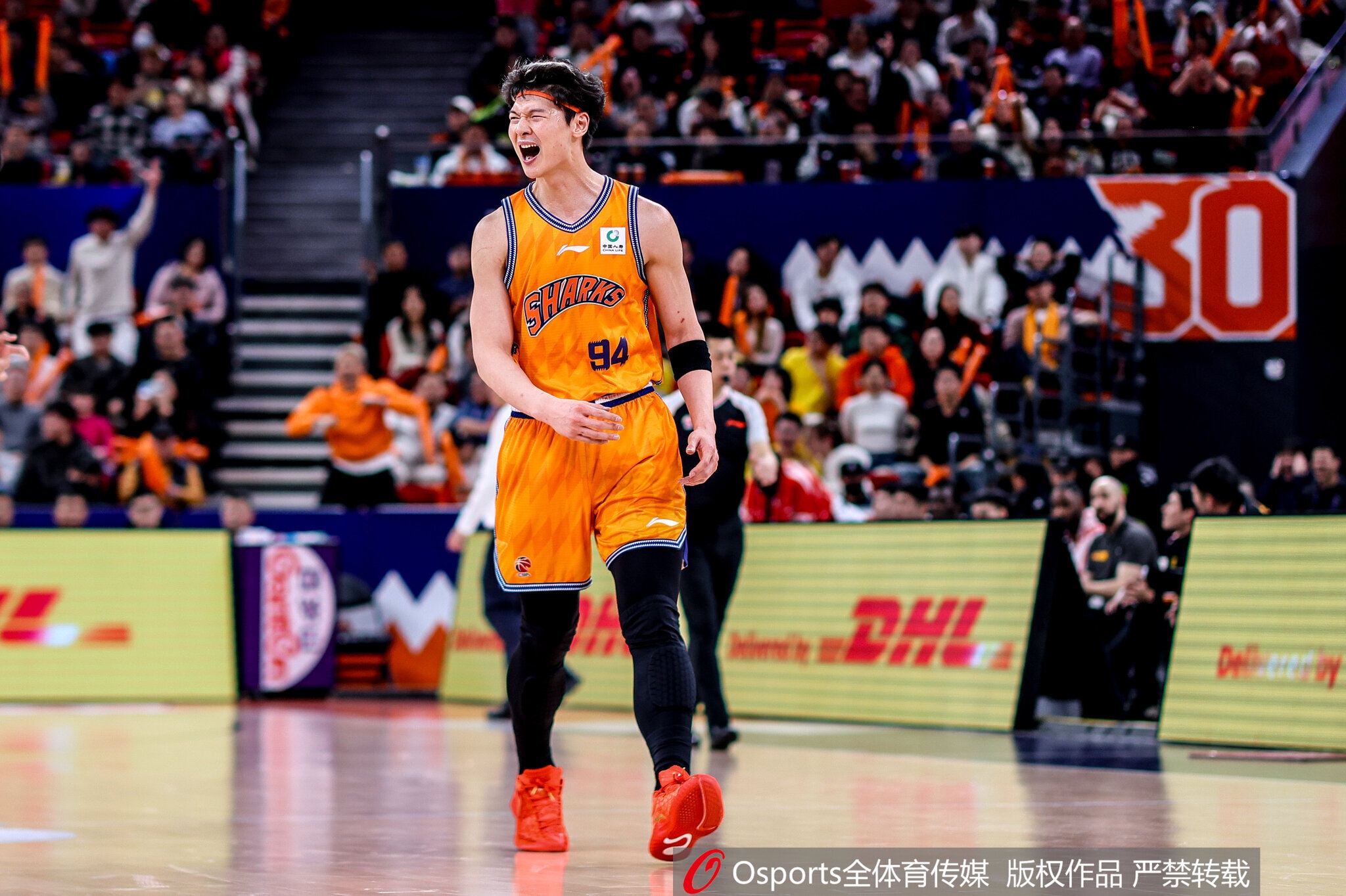 官方网-直接对位！周琦半场7分5板1助1帽VS王哲林10分10板2助&amp;6前场板
